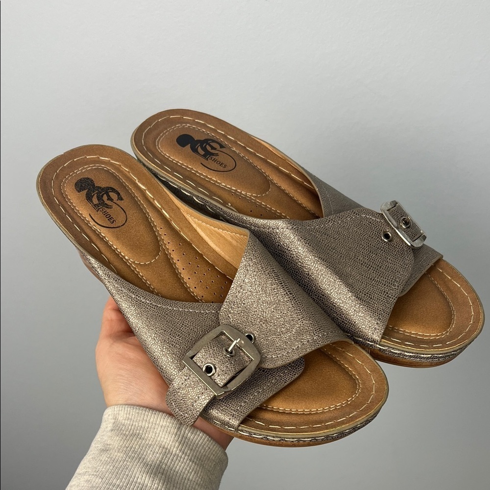 GC shoes Justina women’s sandals size 9 wide metallic buckle slides